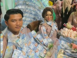 Viral Pengantin di Madura Pakai Kalung dan Buket Uang, Jumlahnya Bikin Salfok