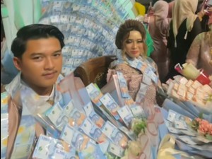 Viral Pengantin di Madura Pakai Kalung dan Buket Uang, Jumlahnya Bikin Salfok