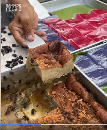 Gerobak Kue Ini Dipenuhi Ratusan Lebah, Harganya Cuma Rp 5 Ribu!