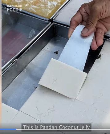 Gerobak Kue Ini Dipenuhi Ratusan Lebah, Harganya Cuma Rp 5 Ribu!