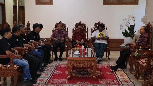 Gubernur Bali, Wayan Koster, menerima audiensi panitia Festival Musik PICA Fest 2025 di rumah jabatannya, Jaya Sabha, Denpasar, Sabtu (26/4/2025). (Dok. Pemprov Bali)