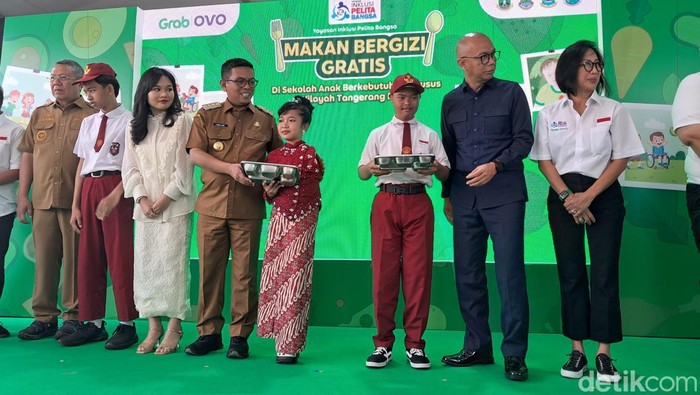 Gubernur Banten Andra Soni menghadiri uji coba Makan Bergizi Gratis di Sekolah Khusus (SKh) Negeri 1 Tangerang Selatan (Arief/detikcom)