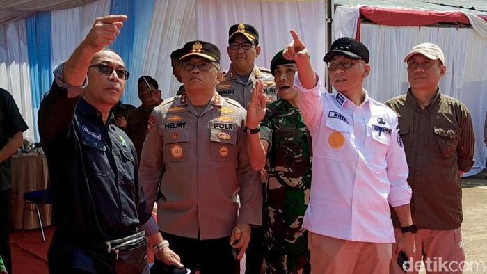 Gubernur Lampung, Rahmat Mirzani Djausal mengultimatum para perambah untuk bisa segera keluar dari kawasan hutan konservasi TNBBS.