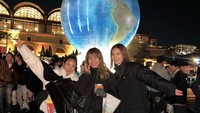 Haruka bersama teman-temannya di Tokyo DisneySea.