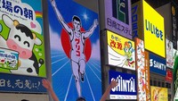 Gaya Haruka saat berkunjung ke Dotonbori, Osaka. Siapa nih yang pernah foto di sini?