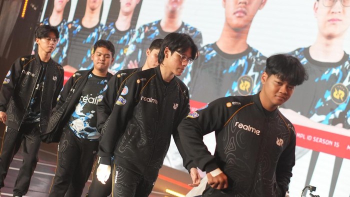 Serangkaian pertandingan di babak reguler season MPL ID S15 pekan kelima telah berakhir. RRQ Hoshi menjadi juara paruh msuim, setelah berhasil mempertahankan posisinya di puncak klasemen hingga pekan kelima.