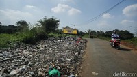 Selain dibuang secara serampangan, sampah itu kerap dibakar saat malam hari. Perlu adanya tindakan serius bagi Pemerintah setempat untuk menindak para pembuang sampah sembarangan.