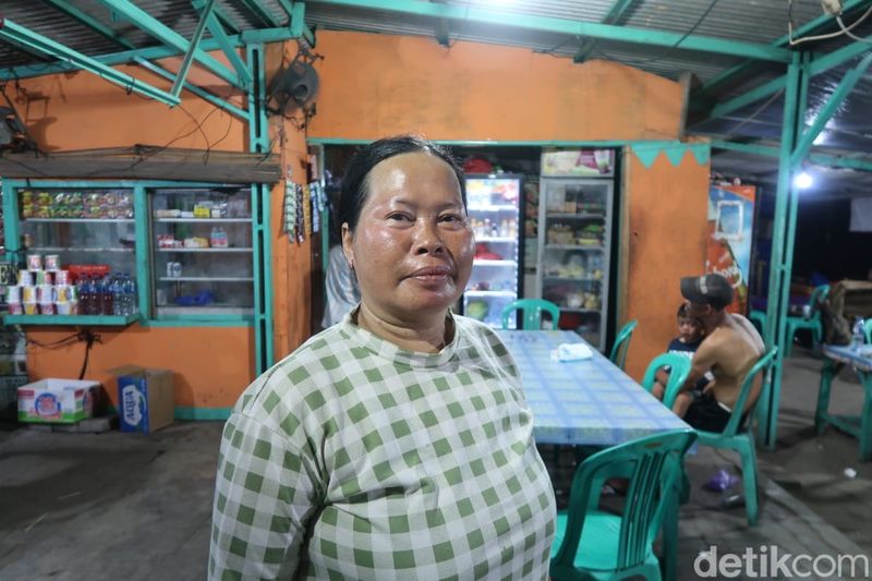 Ibu Masripah pemilik warung seafood di Pulau Tidung