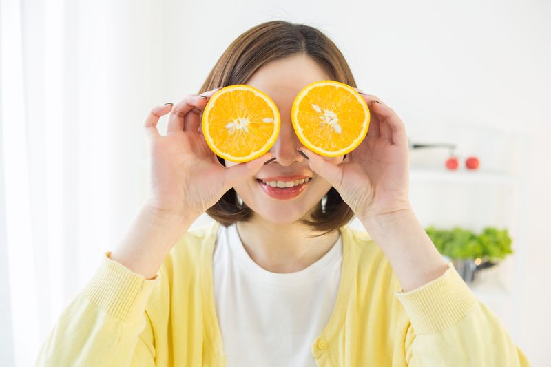 Ilustrasi makan jeruk Ilustrasi makan jeruk