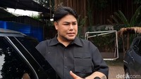 Kita ada ups and downs-nya kan, jadi ya kadang perempuan yang udah pakai hijab rapat aja bisa buka, apalagi laki-laki yang gak ada yang ditutup gitu kan, tutur Ivan Gunawan saat ditemui di kawasan Jakarta Pusat, akhir pekan kemarin. Foto: febryantino nur pratama
