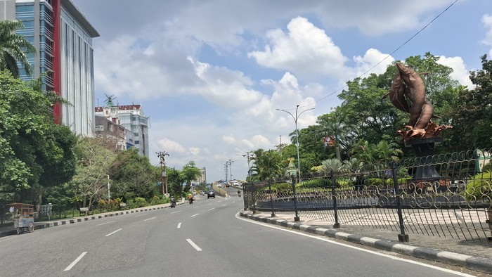 Pantauan detikcom, jalan protokol khususnya di Jalan Jenderal Sudirman pagi ini terlihat mulai rapi. Tidak ada lagi baliho atau reklame berjejer dan merusak estetika Kota Bertuah.