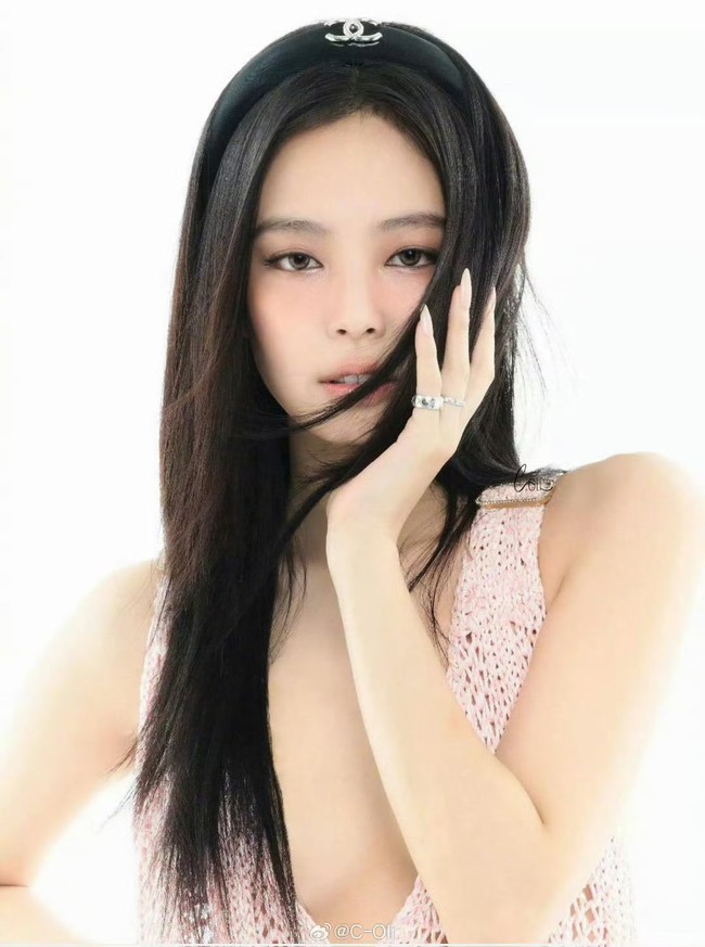 Penampilannya dengan rambut panjang terurai dipermanis dengan bando hitam berlogo Chanel seharga $890 atau Rp 14,3 juta. Sedangkan koleksi cincinnya datang dari lini perhiasan Chanel Coco Crush, masing-masing seharga Rp 50,8 juta dan Rp 76,5 juta. Foto: dok. Harpers Bazaar Jerman