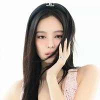 Penampilannya dengan rambut panjang terurai dipermanis dengan bando hitam berlogo Chanel seharga $890 atau Rp 14,3 juta. Sedangkan koleksi cincinnya datang dari lini perhiasan Chanel Coco Crush, masing-masing seharga Rp 50,8 juta dan Rp 76,5 juta. Foto: dok. Harpers Bazaar Jerman