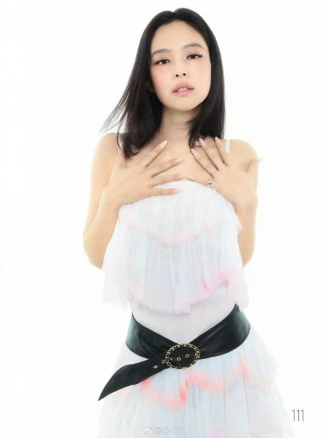 Tak ketinggalan, ada potret Jennie BLACKPINK memakai gaun putih beraksen ruffle dengan tambahan aksesori belt hitam. Seperti yang dikenakan model runway saat gelaran Chanel Spring/Summer 2025 show. Foto: dok. Harpers Bazaar Jerman