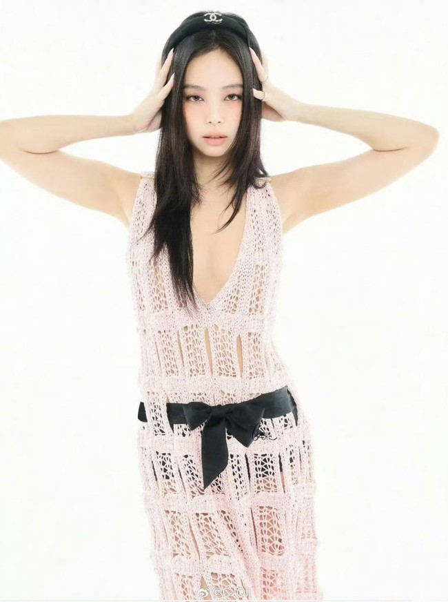 Pelantun Seoul City itu juga mengenakan gaun berwarna pink yang menerawang dan mengekspos bagian dadanya. Cotton Dress dari Chanel Spring/Summer 2025 bernilai fantastis mencapai $5,300 atau Rp 89,9 juta. Foto: dok. Harpers Bazaar Jerman