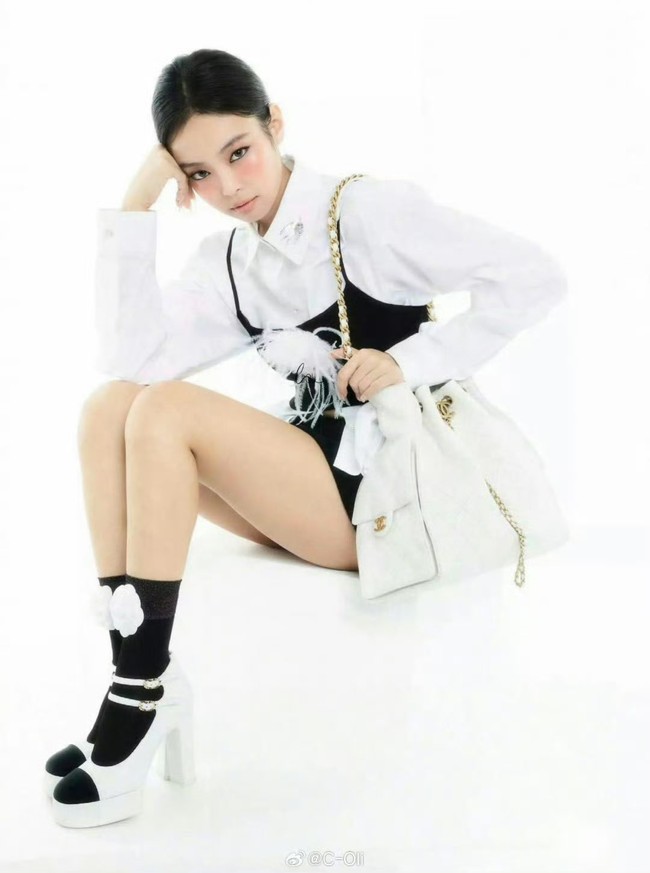Hasil pemotretan Jennie BLACKPINK untuk Harpers Bazaar Jerman kini menjadi perbincangan netizen Korea. Tak sedikit yang tersihir dengan pesonanya memakai smokey makeup dan sentuhan blush on lembut. Foto: dok. Harpers Bazaar Jerman