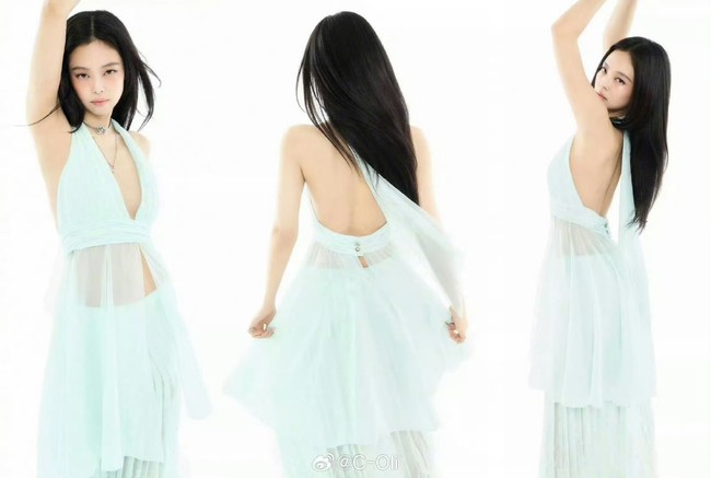 Pada sampul majalah Harpers Bazaar Jerman edisi Mei/Juni 2025, Jennie BLACKPINK terlihat memesona dalam balutan atasan  dan rok berwarna tosca dari Chanel Spring/Summer 2025. Atasan tersebut memiliki aksen flare yang menyorot pinggang rampingnya. Kalung rantai Jennie tak kalah mencuri perhatian, dibanderol seharga $2,990 atau Rp 50,3 juta. Foto: dok. Harpers Bazaar Jerman