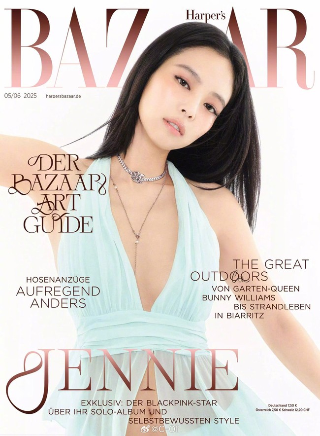 Jennie BLACKPINK mencetak sejarah sebagai artis Korea pertama yang menghiasi sampul majalah Harpers Bazaar Jerman. Selama pemotretan, bintang serial The Idol itu tampil seksi dalam balutan busana serba Chanel. Mulai dari baju, aksesori, hingga perhiasan. Foto: dok. Harpers Bazaar Jerman