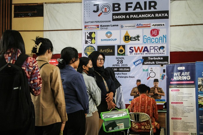 Petugas memeriksa berkas pelamar kerja saat mengikuti Job Fair di SMKN 4 Palangka Raya, Kalimantan Tengah, Senin (28/4/2025). Dinas Tenaga Kerja dan Transmigrasi Provinsi Kalimantan Tengah bersama SMKN 4 Palangka Raya menggelar bursa kerja bagi lulusan SMK/SMA dengan melibatkan 15 perusahaan yang menawarkan sebanyak 650 lowongan kerja guna memfasilitasi masyarakat dalam mendapatkan pekerjaan sekaligus menekan angka pengangguran. ANTARA FOTO/Auliya Rahman/rwa.