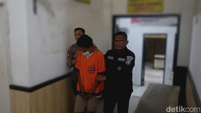 Kakak beradik kompak bobol minimarket rampok ratusan bungkus rokok di Probolinggo. Sang adik tertangkap, kakaknya masih buron.