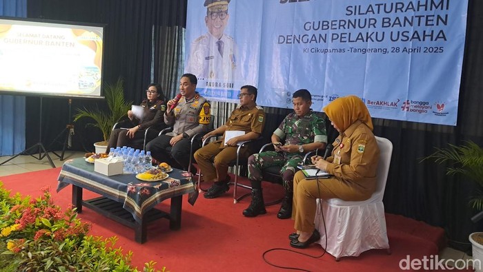 Kapolda Banten Irjen Suyudi Ario hingga Gubernur Banten Andra Soni saat dialog dengan pelaku usaha di Tangerang