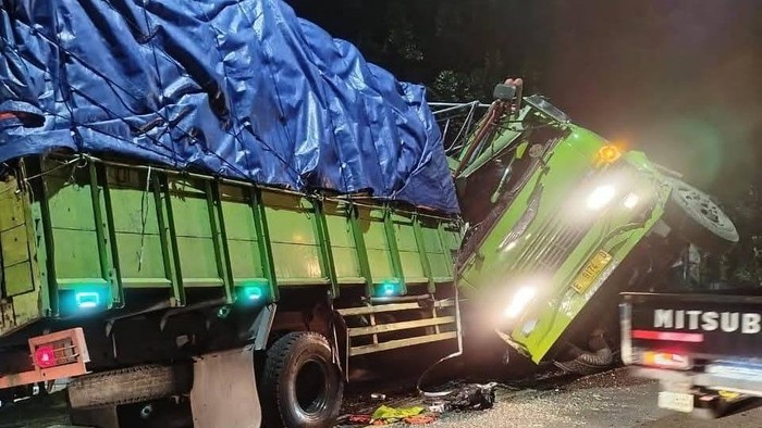 Kecelakaan beruntun tiga truk di Bojonegoro.