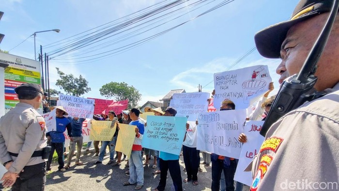 Kejari Ponorogo menerima massa lapor soal dugaan penyelewengan dana desa