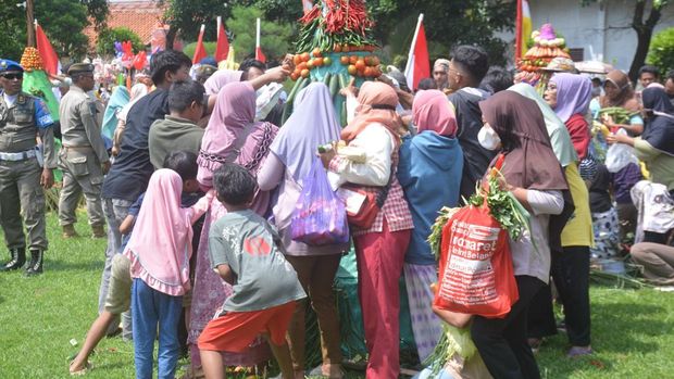 Kemeriahan Kirab Budaya dalam perayaan HUT ke-59 Kabupaten Batang, Minggu (28/4/2025).