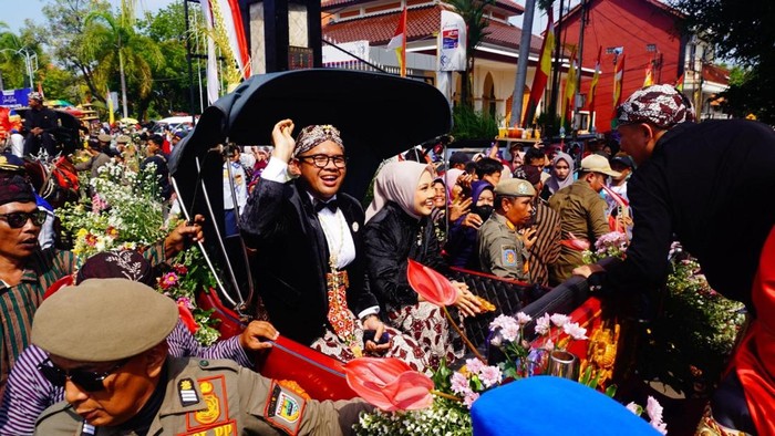 Kemeriahan Kirab Budaya dalam perayaan HUT ke-59 Kabupaten Batang, Minggu (28/4/2025).