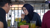 Setelah makan, Lesti sempat bersantai dengan minum es jeruk dan jus alpukat karena perjalanan mudik mereka masih jauh. Foto: YouTube Leslar Entertaiment