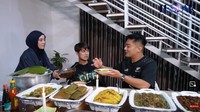 Boy yang baru pertama kali ke Cianjur, takjub karena semua masakan di kampung halaman Lesti semuanya enak. Foto: YouTube Leslar Entertaiment