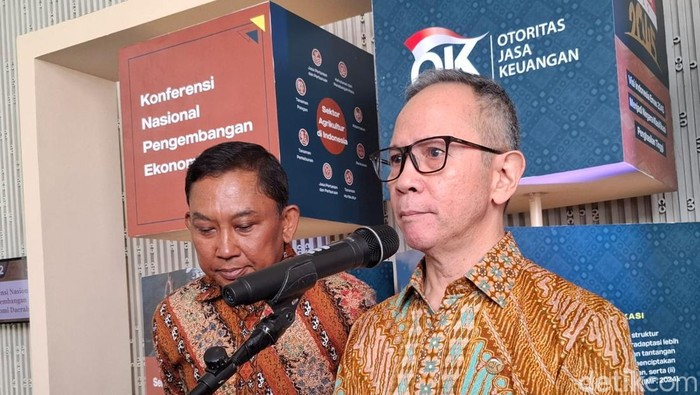 Ketua Dewan Komisioner OJK Mahendra Siregar
