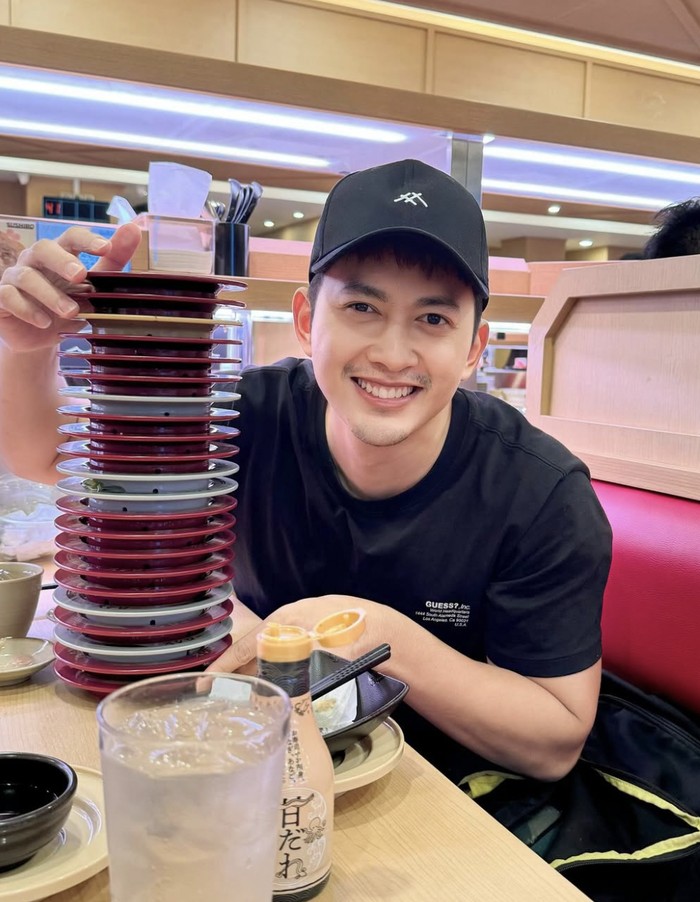 Kiki Farrel Kulineran di Myeong-dong dan Kalap Makan Sushi