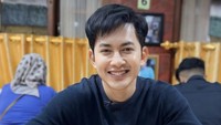 Jalan-jalan ke Bandung, pria yang hobi nge-gym ini sempatkan cicip lontong kari yang terkenal di Gang Karet. Foto: Instagram kikifarrel_