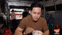 Kiki Farrel juga pernah jadi pembawa acara kuliner Makan Receh di Trans 7. Ia mencicipi Sekoteng Bangkok yang terkenal di Bandung. Foto: Instagram kikifarrel_