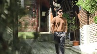 Kiki Farrel dikenal banyak orang sebagai pesinetron dan pemain FTV. Di Instagram, ia juga eksis dengan lebih dari 800 ribu followers. Foto: Instagram kikifarrel_