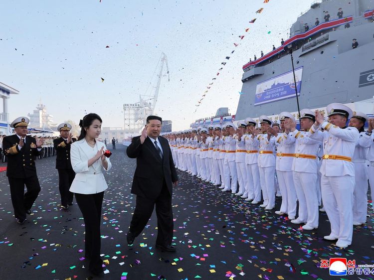 Kim Jong Un Ajak Putrinya Luncurkan Kapal Perusak Canggih