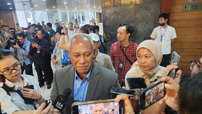 Ketua DPP PDIP Bidang Kehormatan Komarudin Watubun di kompleks parlemen, Senayan, Jakarta, Senin (28/4/2025).