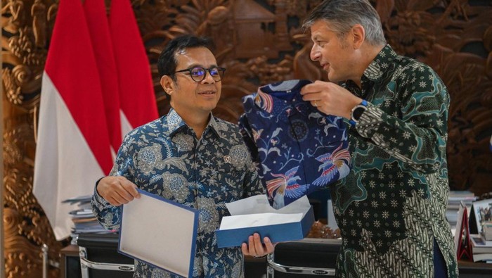 Wamenkomdigi Nezar Patria dan Dubes Uni Eropa untuk Indonesia Denis Chaibi
