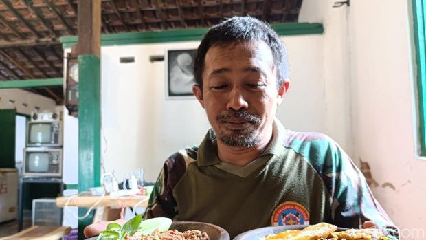 Kuliner nasi pecok dan docang pee dari Tayu Pati, Senin (28/4/2025).