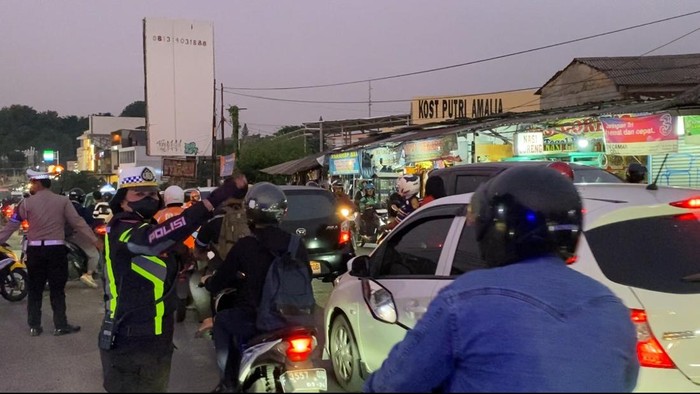 Lalin di sekitar Jalan Akses UI macet