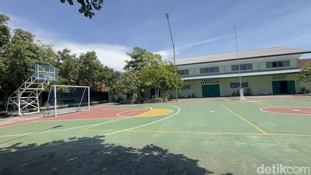 Lapangan SMP Labschool Unesa 1 Surabaya tempat pelatih banting pemain futsal.