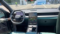 Tidak hanya bagian eksterior yang menarik, bagian interior mobil SUV 7 penumpang ini pun didesain sedemikian rupa supaya nyaman buat konsumen. Desain dasbornya modern dengan layar entertainment digital super besar. Foto: Luthfi Anshori/detikOto
