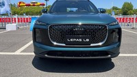 Dari segi tampilan, Lepas L8 memiliki tampang premium dengan bentuk headlamp seperti mata Leopard alias macan tutul. Selain itu, bagian grille-nya juga modern dengan desain parametric. Foto: Luthfi Anshori/detikOto