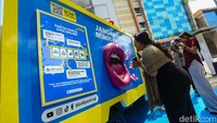 Sejumlah mahasiswa Universitas Mercu Buana mengikuti kegiatan edukasi dan sosialisasi tentang bahaya judi online melalui mobil caravan Judi Pasti Rugi yang diinisiasi oleh GoPay dan Aliansi Judi Pasti Rugi di Jakarta, Senin (28/4/2025). Mobil ini berisikan edukasi seputar bahaya judol.