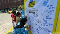 Sejumlah mahasiswa membuat tanda tangan dukungan untuk cegah dan berantas judol.