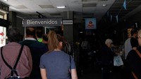 Selain Spanyol, Portugal juga mengalami hal serupa. Polisi Portugal mengatakan lampu lalu lintas di seluruh negeri terpengaruh, metro ditutup di Lisbon dan Porto, dan kereta tidak beroperasi. REUTERS/Susana Vera 