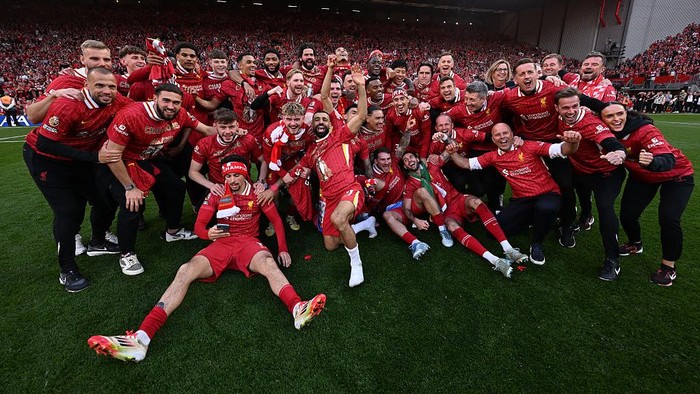 LIVERPOOL, ENGLAND - APRIL 27: (THE SUN OUT, THE SUN ON SUNDAY OUT) Liverpool players celebrating after being named champions of the Premier League at the end of the Premier League match between Liverpool FC and Tottenham Hotspur FC at Anfield on April 27, 2025 in Liverpool, England. (Photo by Andrew Powell/Liverpool FC via Getty Images)