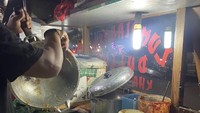 Laris manis! Lumpia basah Rp 10.000an ini populer jadi kudapan malam di kawasan Duren Sawit. Lumpia Basah Dulidu berlokasi di Jalan H. Naman No.73,  Duren Sawit, Jakarta Timur. Foto: Google Review
