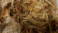 Lumpia Basah Sinar Cianjur di Jalan Masjid Raya No.20, Jaticempaka, Bekasi menawarkan racikan lumpia basah dengan isian baso aci, ceker, tauge, bengkuang, dan masih banyak lainnya. Harganya pun murah meriah dan aman di kantong mulai dari Rp 10.000an. Foto: Google Review